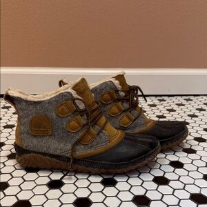 Sorel Out n About Plus Wool Duck Boots Women 8 Gray Black Insulated Waterproof